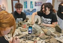 SPAȚII INTERDIMENSIONALE, la final. O lucrare de 20 mp va rămâne permanent pe peretele Liceului de Artă „Ion Vidu” din Timișoara