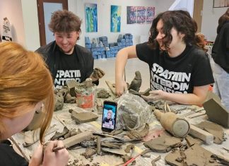 SPAȚII INTERDIMENSIONALE, la final. O lucrare de 20 mp va rămâne permanent pe peretele Liceului de Artă „Ion Vidu” din Timișoara