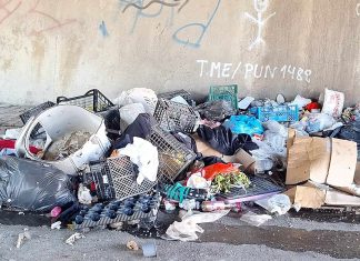 Trei persoane sancționate de polițiștii locali cu câte 30.000 de lei pentru că au abandonat deșeuri la intersecția străzilor Mangalia cu Platanilor și Grofșoreanu cu Romulus