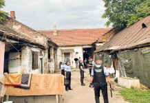 Acțiune de amploare a polițiștilor locali pe strada Pop de Băsești, unde 32 de persoane locuiau abuziv în cinci clădiri transformate în focare de infecție