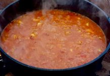 1 Decembrie sărbătorit cu mâncare dăruită clienților la Biarena Sânandrei : ceaun cu fasole și ciolan și un pahar de vin fiert