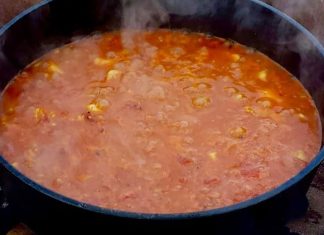 1 Decembrie sărbătorit cu mâncare dăruită clienților la Biarena Sânandrei : ceaun cu fasole și ciolan și un pahar de vin fiert