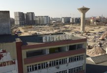 VIDEO Fosta fabrică Spumotim, înființată în 1971, a fost pusă la pământ. Se curăță locul pentru Dedeman și un cartier de blocuri