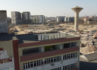 VIDEO Fosta fabrică Spumotim, înființată în 1971, a fost pusă la pământ. Se curăță locul pentru Dedeman și un cartier de blocuri