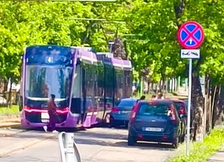 Vatmanii STPT uită că în unele locuri din Timișoara împart carosabilul cu șoferii și uneori produc accidente stupide