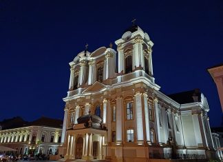 FOTO Domul Romano-Catolic din Piața Unirii are magazin de suveniruri. Se poate cumpăra și ciocolata domului