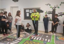 Sfaturi despre deplasarea în siguranță, cu polițiștii locali, pentru elevii de la Școala Gimnazială nr. 19, în cadrul Săptămânii Verzi