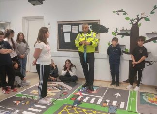 Sfaturi despre deplasarea în siguranță, cu polițiștii locali, pentru elevii de la Școala Gimnazială nr. 19, în cadrul Săptămânii Verzi
