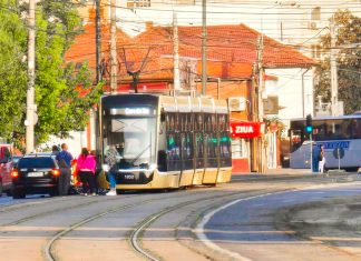 Accident pe bulevardul Liviu Rebreanu: Biciclist lovit de tramvai și proiectat într-o mașină