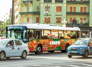 Un autobuz colorat de 1000 de copii circulă prin Timișoara timp de o lună pe linia 33B
