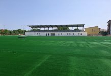 FOTO VIDEO S-a aprins nocturna pe noul stadion din Ronaț. Muncitorii rulează gazonul artificial