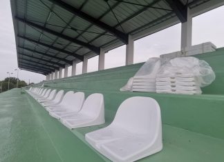 FOTO Începe montarea scaunelor pe noul stadion din Mehala. Se lucrează și la tartanul de pe pista de atletism și de pe terenul de baschet