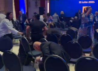 Modestia lui Bolojan, în prim-plan la Congresul PNL: adună pliante și sticle din sală (video)