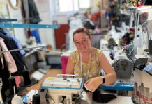 „De la tivul uniformei la rochia de mireasă” – Povestea Simonei Gorbe, croitoreasa care îmbracă viețile oamenilor în povești cusute