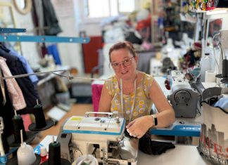 „De la tivul uniformei la rochia de mireasă” – Povestea Simonei Gorbe, croitoreasa care îmbracă viețile oamenilor în povești cusute