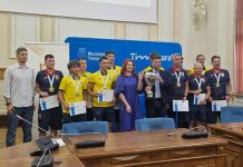 În Sala de Consiliu a primăriei, echipa de fotbal a Universității de Vest din Timișoara, câștigătoare a Campionatului European Universitar 2025, dedică acest succes comunității timișorene