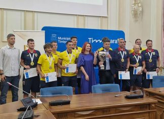 În Sala de Consiliu a primăriei, echipa de fotbal a Universității de Vest din Timișoara, câștigătoare a Campionatului European Universitar 2025, dedică acest succes comunității timișorene