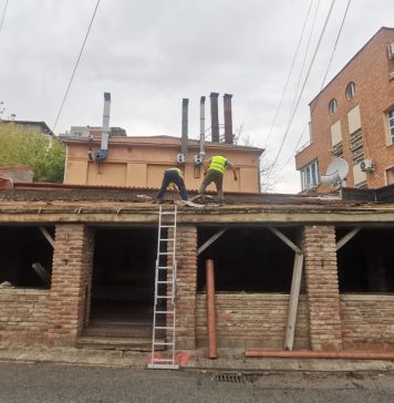 Teraslele restaurantelor Dinar și Joy Pub, demolate pentru extinderi ilegale pe trotuar