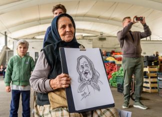 GALERIE FOTO Rod Festival a poposit în Piața Badea Cârțan. Filme, expoziții și caricaturi printre zarzavaturi, legume și fructe