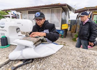 FOTO De la Glovo la modă: ONEK, tânărul care coase povești din haine uitate