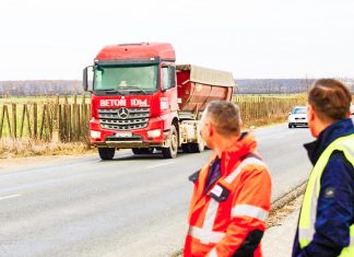 Alfred Simonis: „Nu vom mai permite supraîncărcarea camioanelor. Protejăm drumurile județului”. Demarează lucrările pe DJ 691: asfalt nou, parcări, stații de autobuz și platforme de cântărire