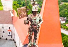 Descoperire surprinzătoare la Castelul Corvinilor: documente din 1873, ascunse sub statuia lui Iancu de Hunedoara