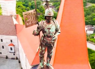 Descoperire surprinzătoare la Castelul Corvinilor: documente din 1873, ascunse sub statuia lui Iancu de Hunedoara