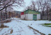 Sport pentru toți, pe malul Begăi: construcții ilegale desființate, teren de baschet refăcut