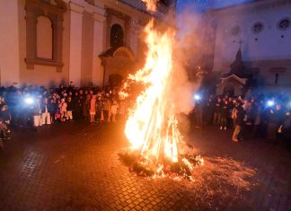 Focul care vestește belșugul: sârbii din Timișoara au aprins badnjak-ul