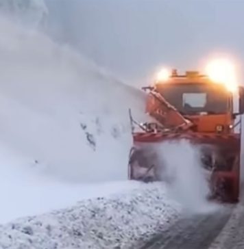 Intervenții cu utilaje grele pe DN 7A, la granița dintre Hunedoara și Vâlcea