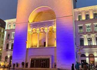 Opera din Timișoara, iluminată în culorile Ucrainei, în semn de solidaritate