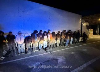 Migranți descoperiți într-un TIR pe A1: 16 persoane ascunse printre textile, la Nădlac