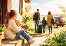 Copiii rămași acasă: drama migrației economice, tot mai vizibilă de Paște