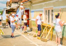 Sute de voluntari așteptați în Timiș pentru renovarea unui sat: start înscrieri Color the Village