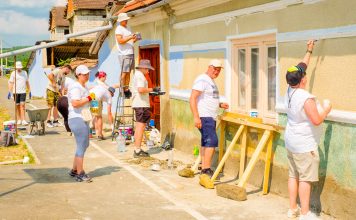 Sute de voluntari așteptați în Timiș pentru renovarea unui sat: start înscrieri Color the Village