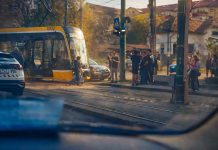 Accident în Timișoara: autoturism lovit de tramvai, un bărbat de 73 de ani rănit