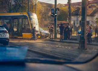Accident în Timișoara: autoturism lovit de tramvai, un bărbat de 73 de ani rănit