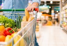 INS: Românii cheltuie tot mai mult, în timp ce veniturile stagnează