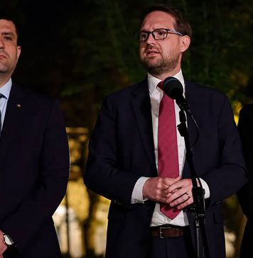 Dominic Fritz : „Citiți moțiunea PSD-AUR (..) Este limba pe care AUR a copiat-o din manualele care circulă la Moscova și pe care PSD și-o însușește”