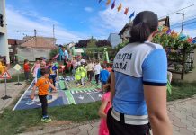 Educație rutieră prin joc: zeci de preșcolari din Timișoara s-au întâlnit cu polițiștii locali