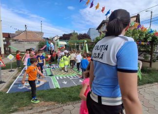 Educație rutieră prin joc: zeci de preșcolari din Timișoara s-au întâlnit cu polițiștii locali