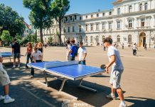 Sport și voie bună în curtea școlii: campionat spontan de ping-pong la Colegiul Național Bănățean