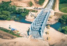 Montarea elementelor de infrastructură continuă pe calea ferată dintre Lugoj – Timișoara. Noul pod feroviar peste Bega crește de la o zi la alta