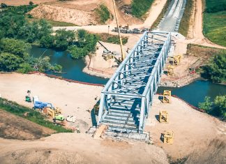 Montarea elementelor de infrastructură continuă pe calea ferată dintre Lugoj – Timișoara. Noul pod feroviar peste Bega crește de la o zi la alta