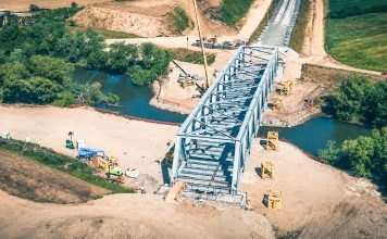 Montarea elementelor de infrastructură continuă pe calea ferată dintre Lugoj – Timișoara. Noul pod feroviar peste Bega crește de la o zi la alta