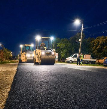 Lucrări și pe timpul nopții pe DN 59A, la Săcălaz. Se asfaltează drumul spre Timișoara