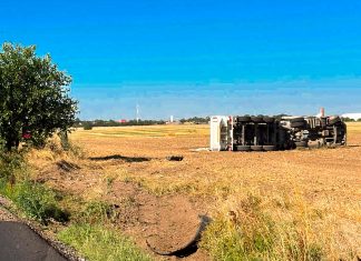 Șofer rănit după ce un autocamion a ieșit de pe șosea și s-a răsturnat în Timiș